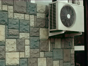Légkondicionáló a ház szellőztetett homlokzatán