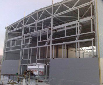 La instalación del sistema de calefacción comienza en la etapa de construcción del edificio de producción.