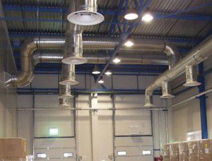 חום מועבר דרך מערכת צינורות האוויר בכל אולם הייצור