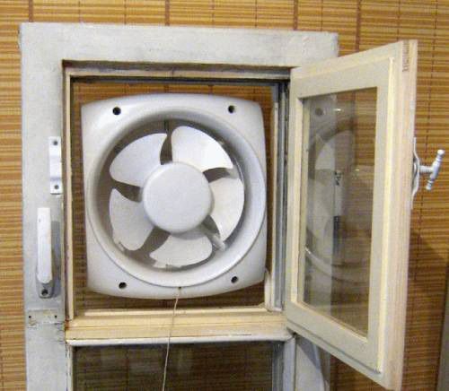 Ablak ventilátor az ablakban található